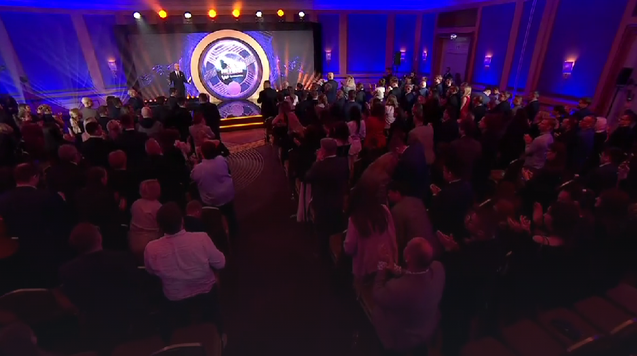 Cała sala biła brawo. Tak zareagowali na to, co wydarzyło się w Polsce