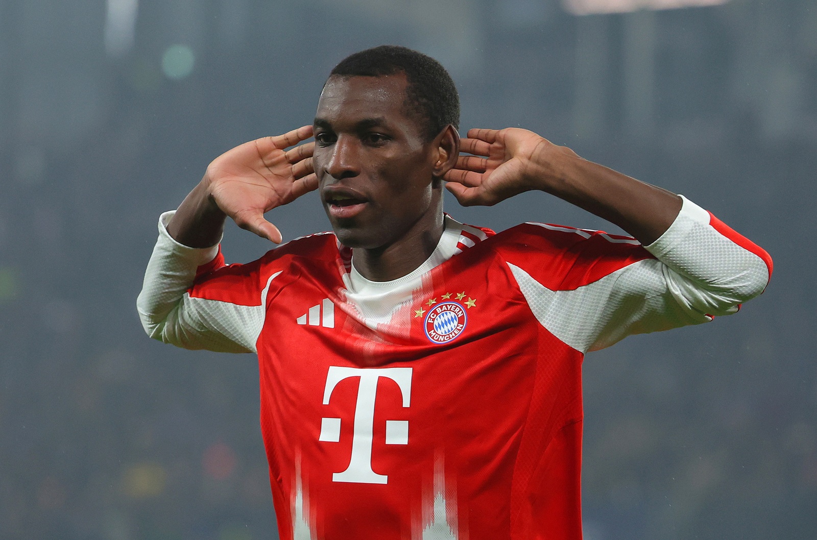 Od gry boso na ulicy do wielkiej piłki. Senegalczyk walczy o trofea z Bayernem