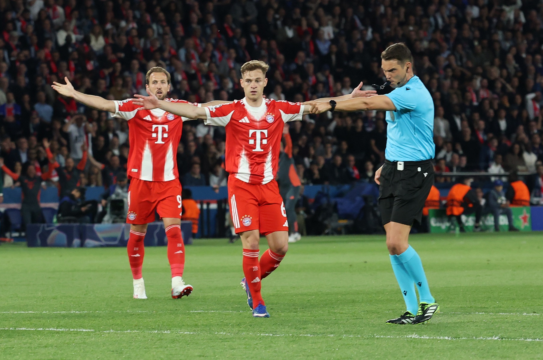 "Bardzo kontrowersyjny". W Bayernie grzmią po decyzji sędziego