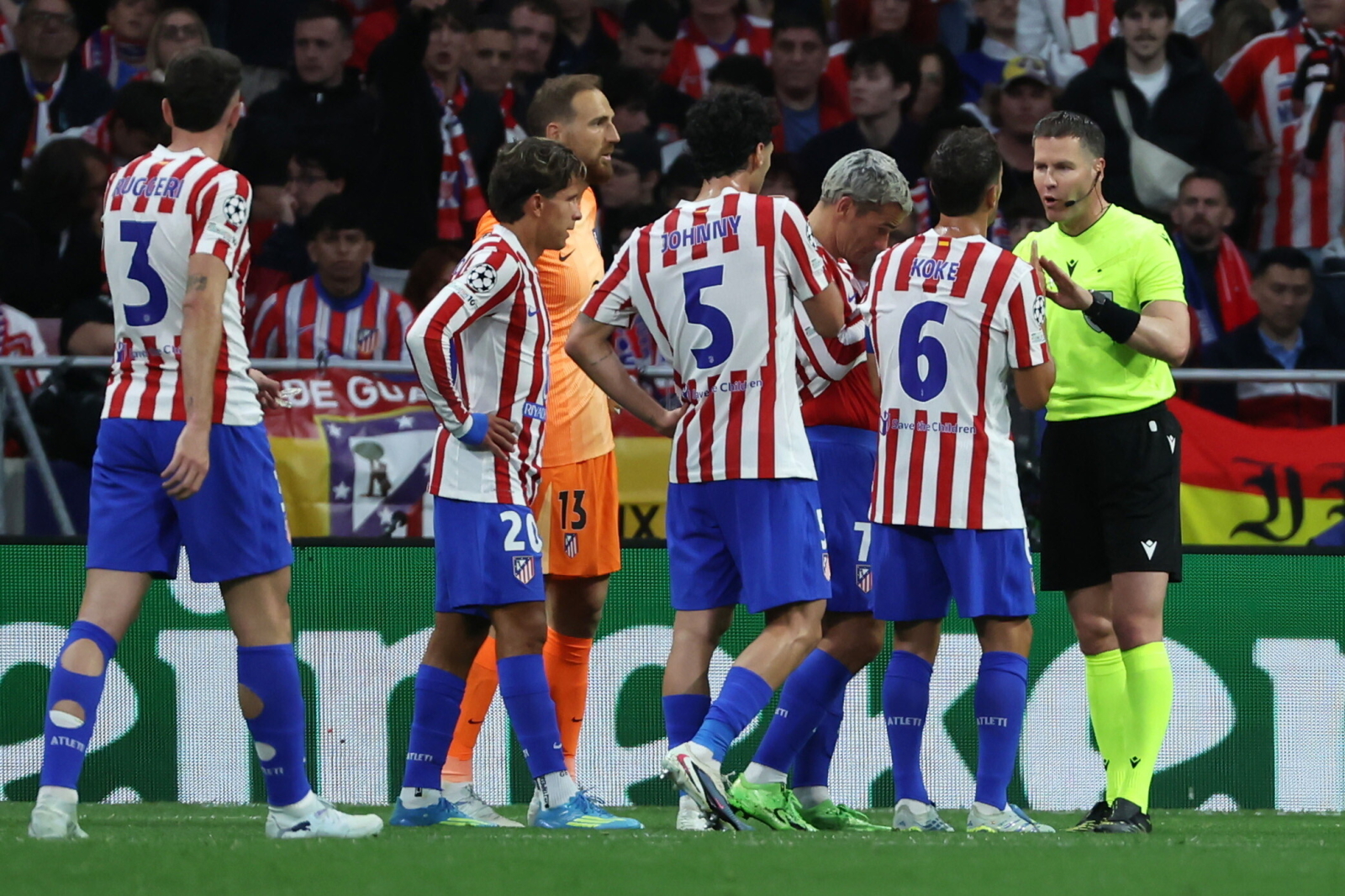 Nerwowy półfinał Ligi Mistrzów. Wymienili się ciosami