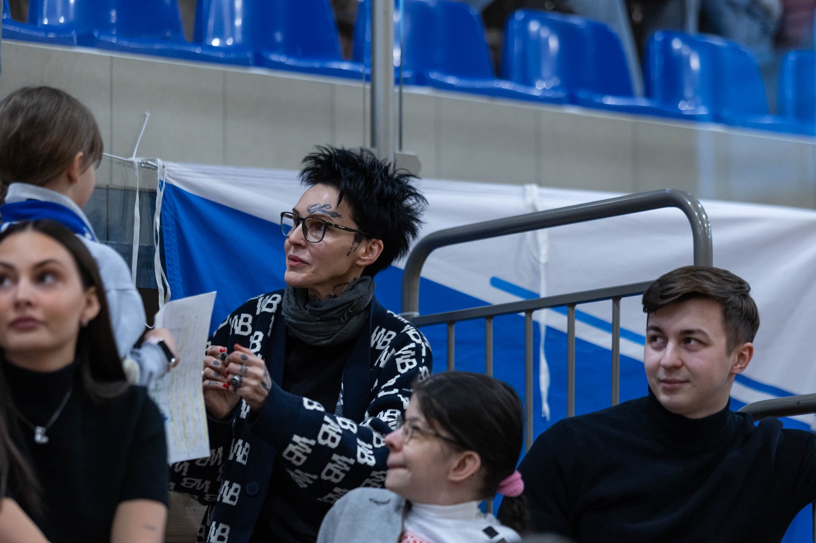 Poznajesz? Przyłapali ją na trybunach