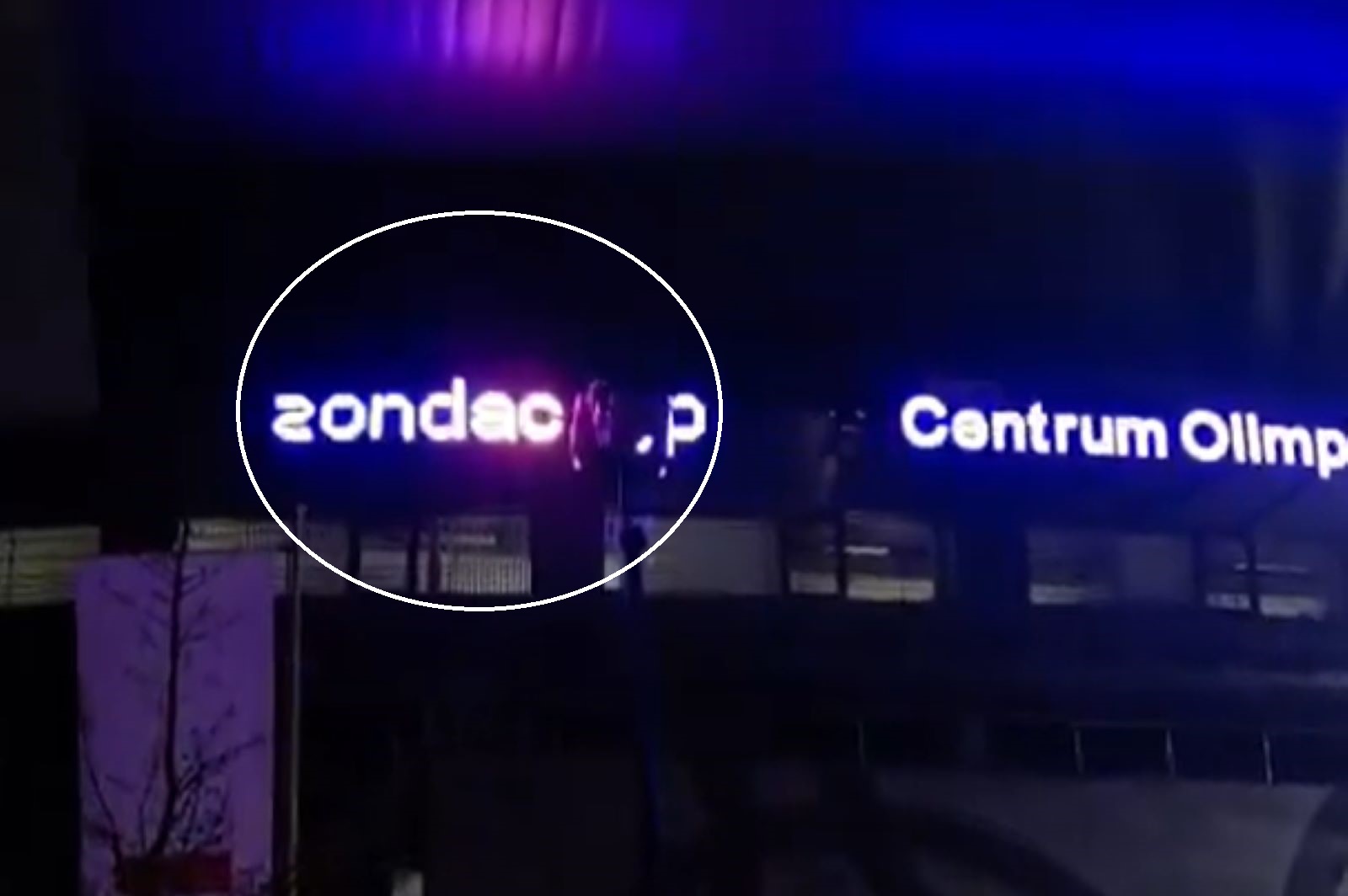 Stało się. Neon Zondacrypto znika z siedziby PKOl