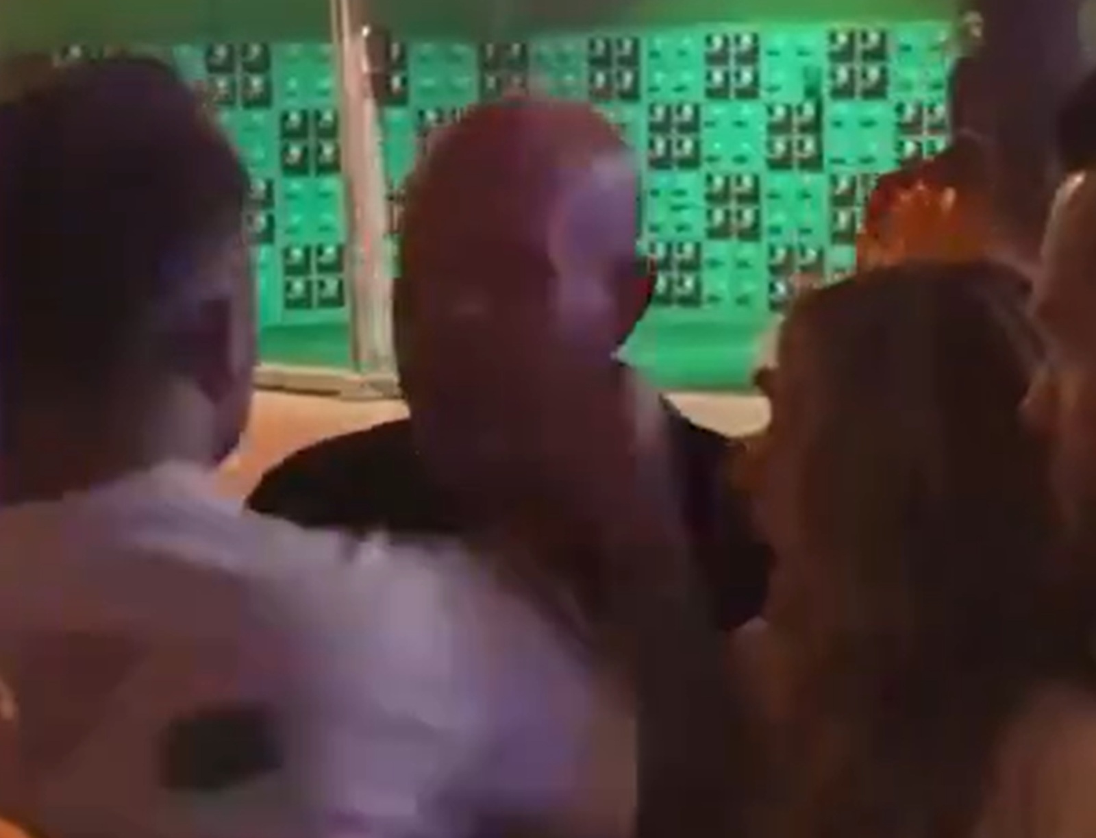 Słynny sportowiec dostał w twarz. Nagranie trafiło do sieci