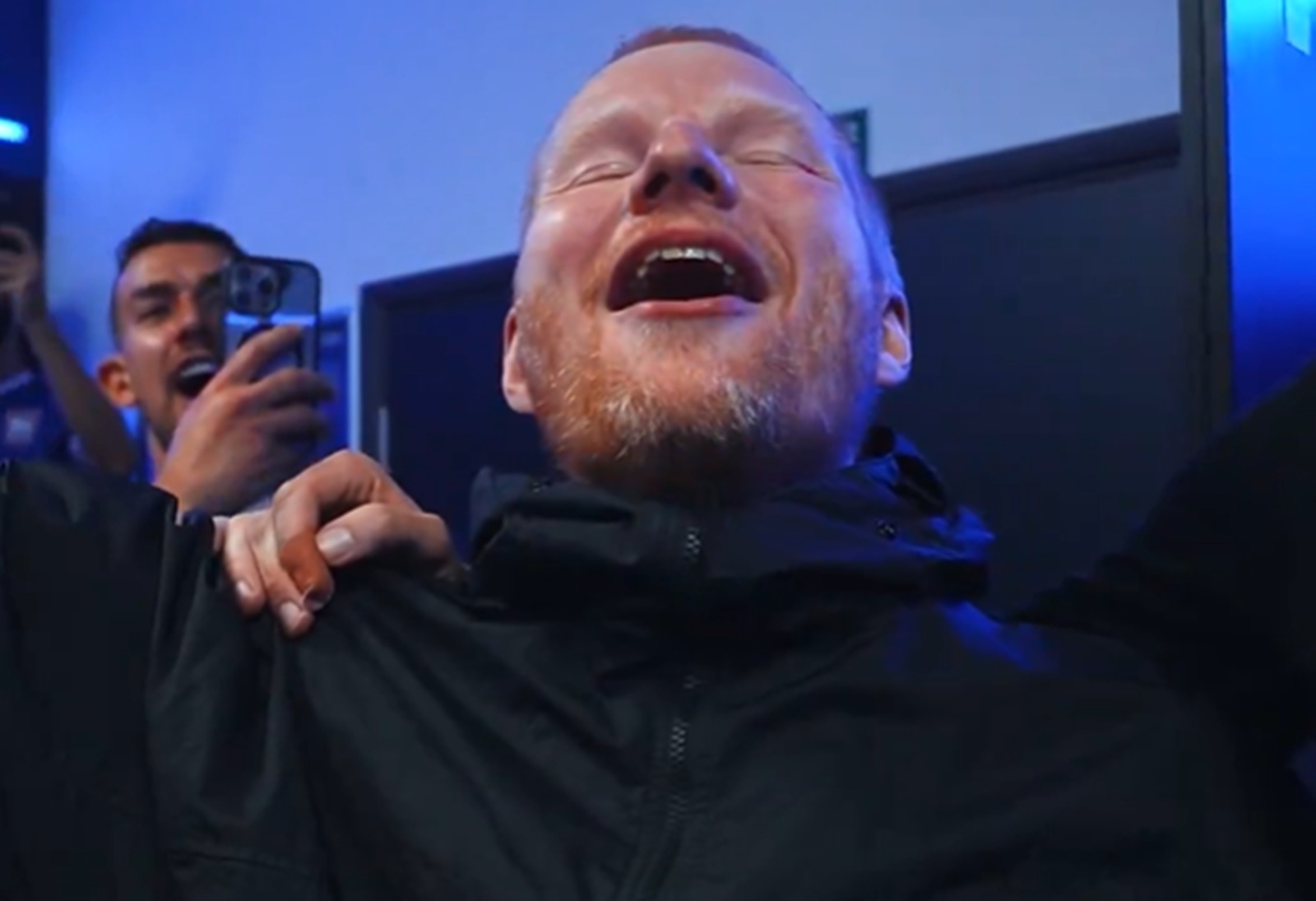 Ed Sheeran odpiął wrotki po meczu. Nagrania robią furorę