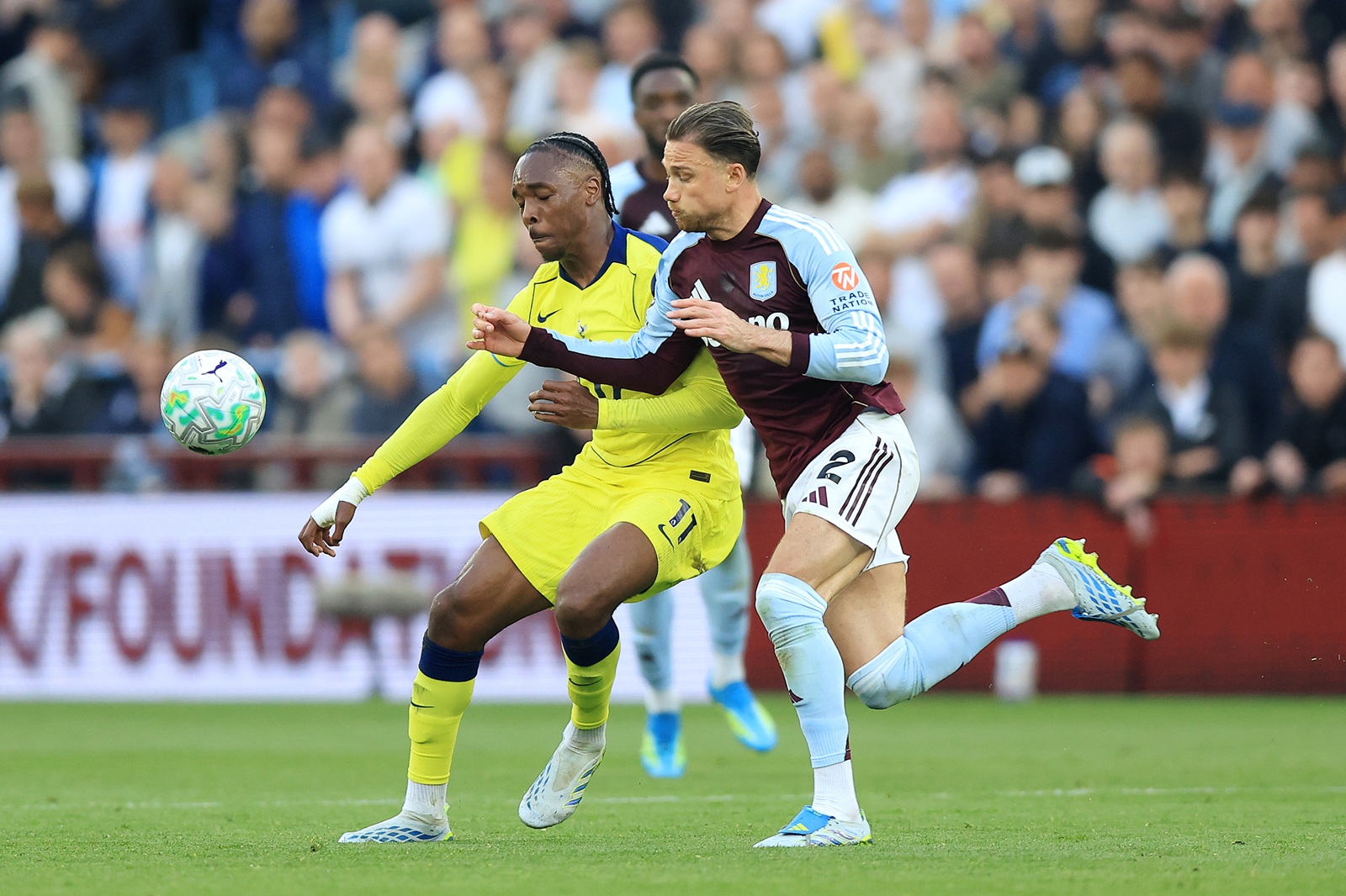 Tottenham łapie tlen w Premier League. Matty Cash błysnął tuż przed końcem