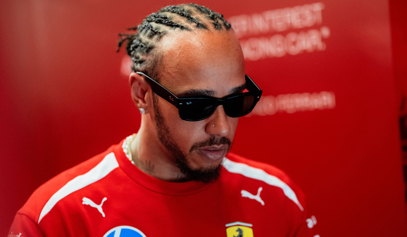 Hamilton ma zastrzeżenia do Ferrari. "To nie pomaga"