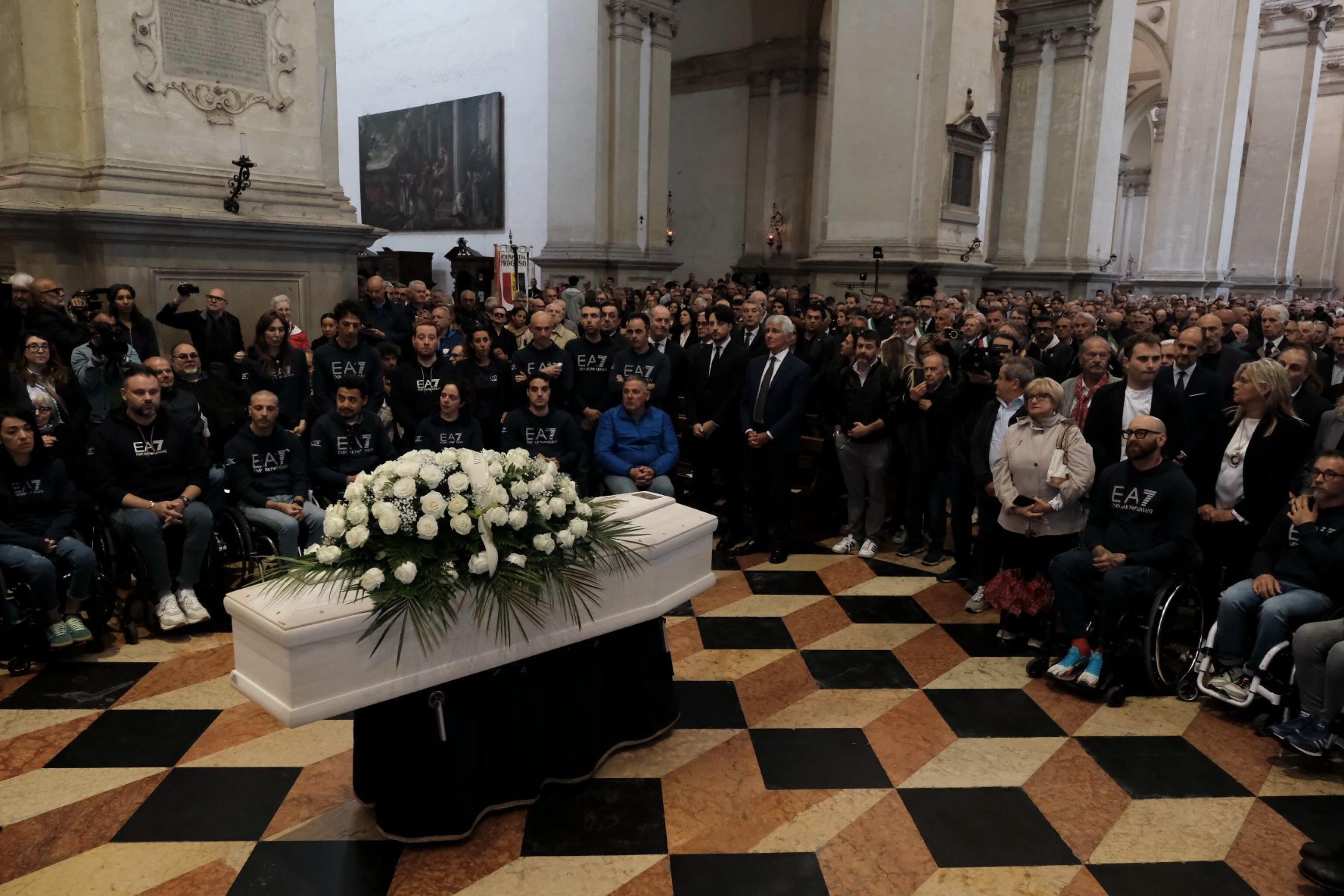 Tysiące osób pożegnały Alexa Zanardiego. Wyjątkowe sceny pod ołtarzem
