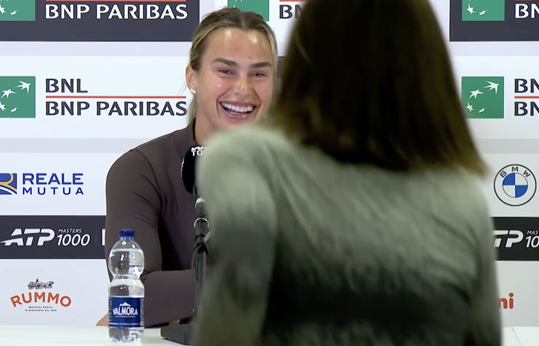 Sabalenka odpowiadała na pytanie, nagle zobaczyła Świątek. Reakcja to hit