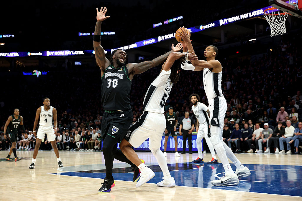 Kosmita Wembanyama. Spurs zdobyli Minneapolis