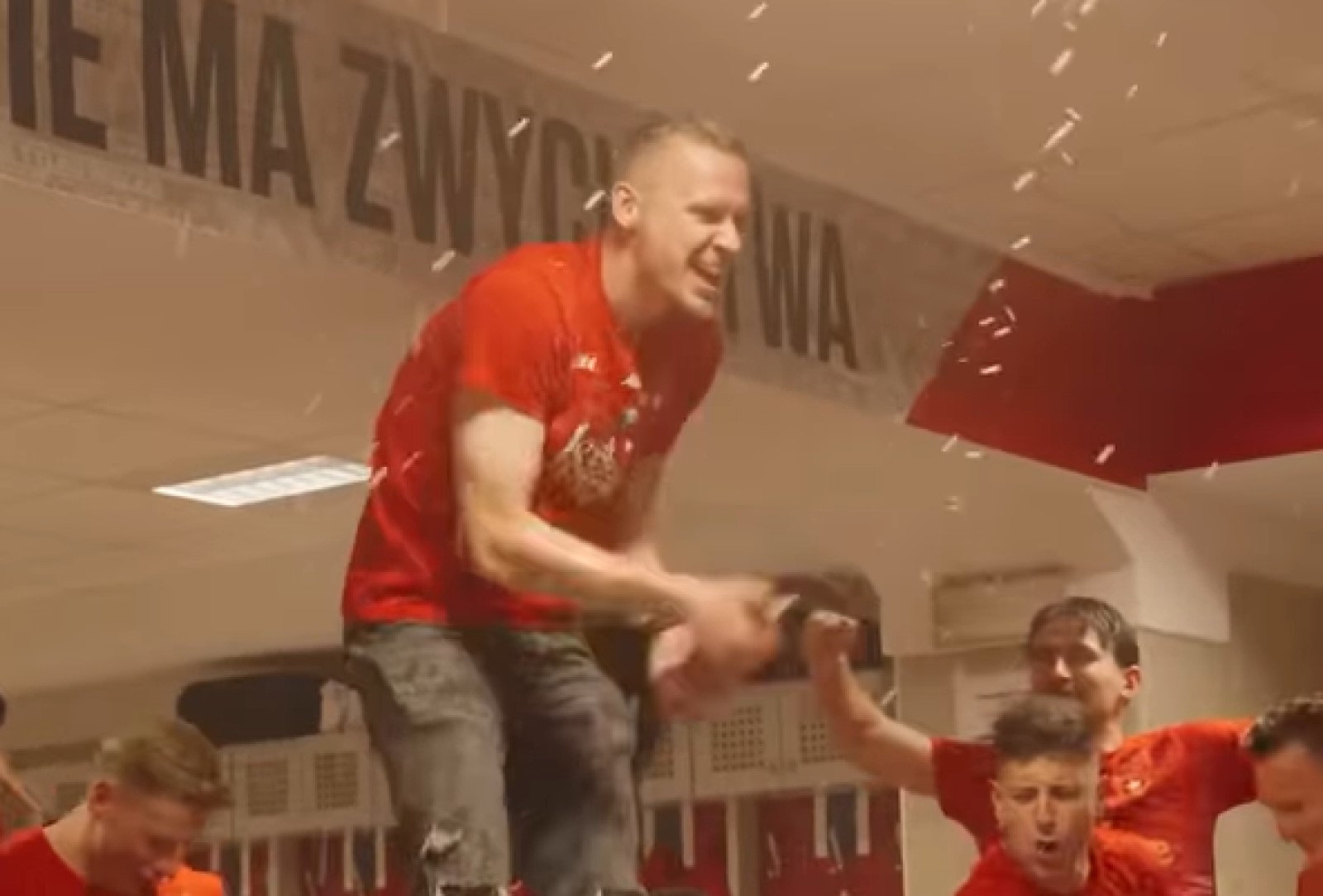 Piwo lało się strumieniami. Tak piłkarze Wisły świętowali awans w szatni