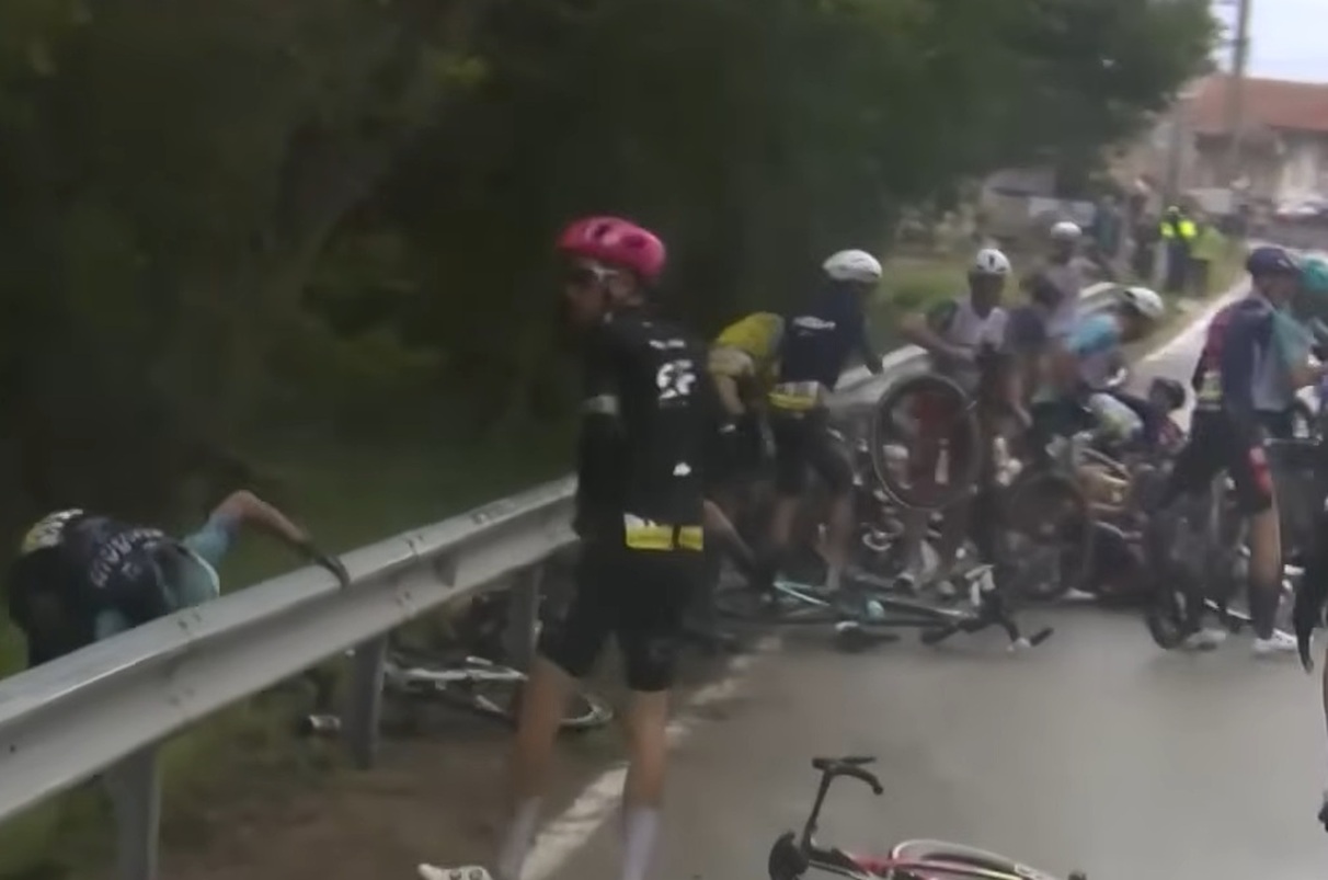 Koszmarna kraksa na Giro d'Italia. Polała się krew