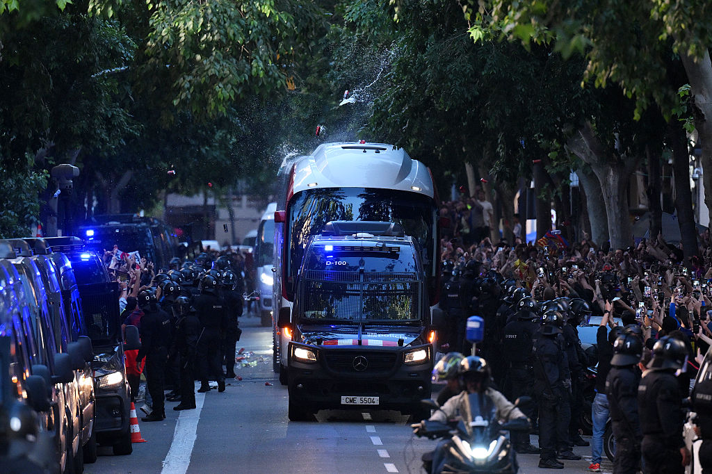 Skandaliczne sceny przed El Clasico. Oto co zrobili kibole Barcy