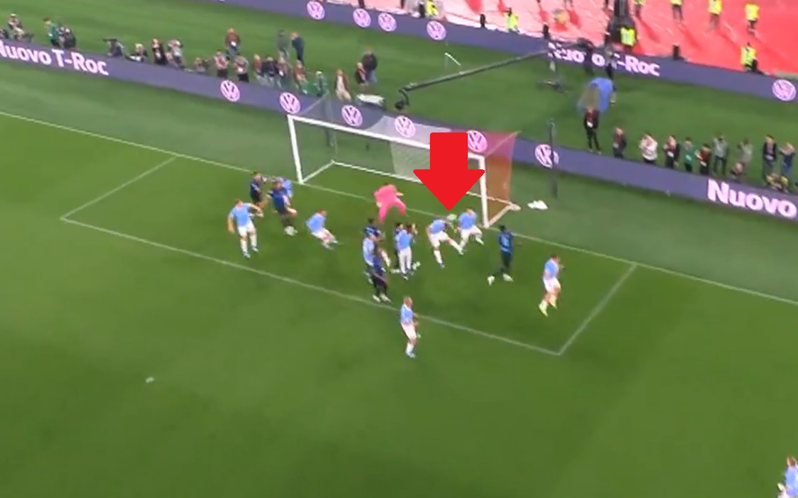 Kuriozalny gol w finale. Tak Inter zyskał przewagę nad Lazio [WIDEO]