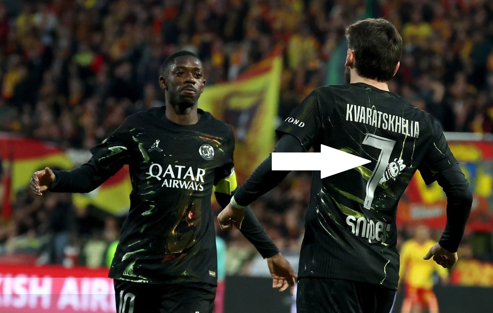 Dobrze widzicie. W takich strojach grało Paris Saint-Germain
