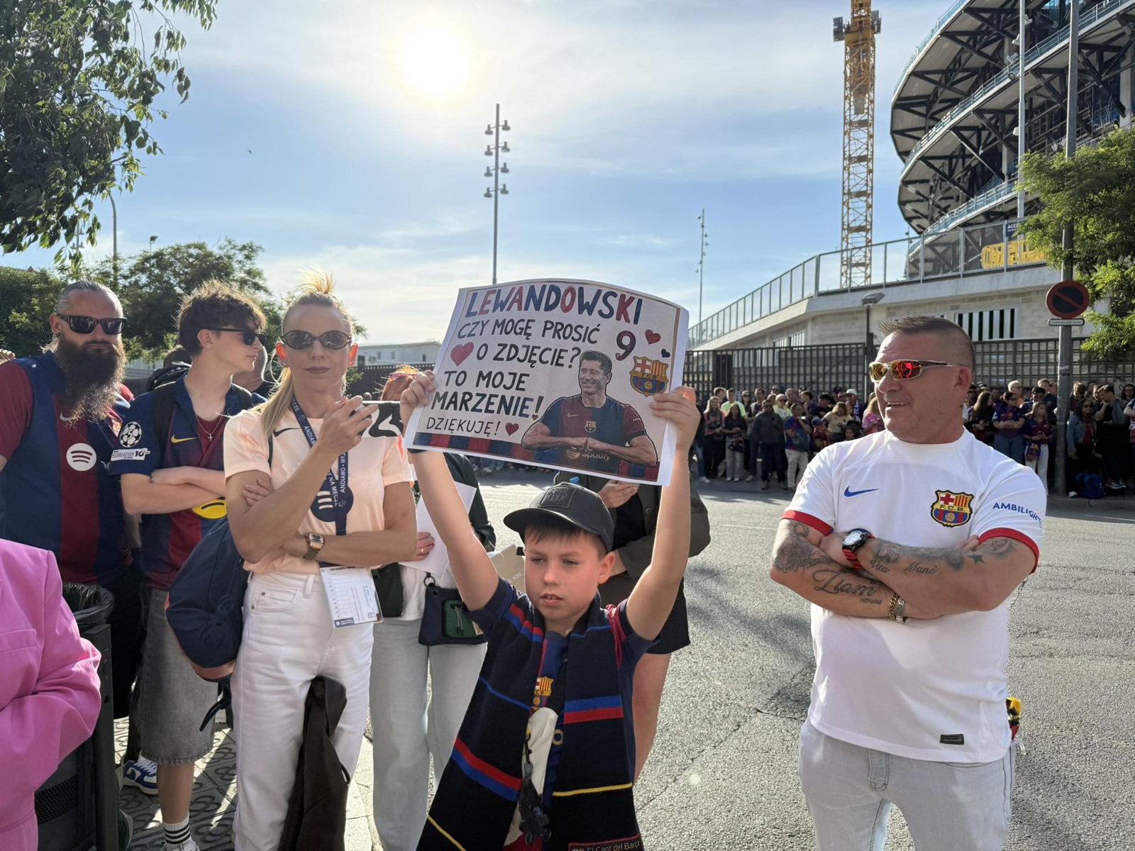 Tłumy Polaków pod Camp Nou. Wyjątkowa prośba do Lewandowskiego