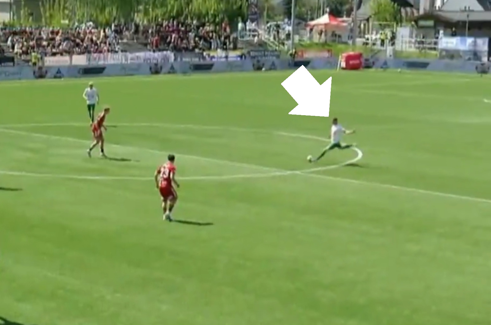 Spektakularny gol w polskiej lidze. Strzelił zza połowy boiska! [WIDEO]