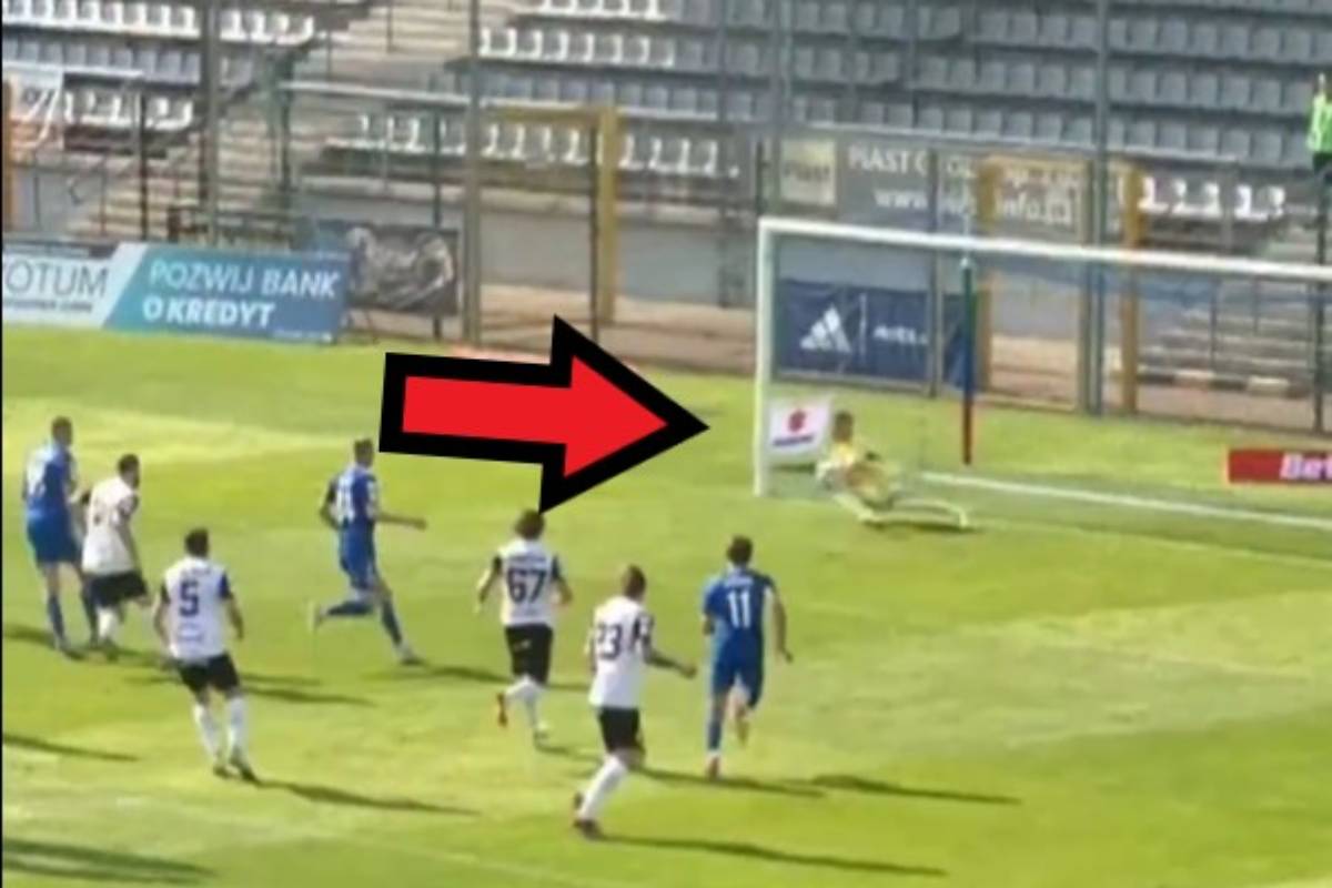 Walczą o baraż. Bramkarzowi przytrafił się taki błąd [WIDEO]