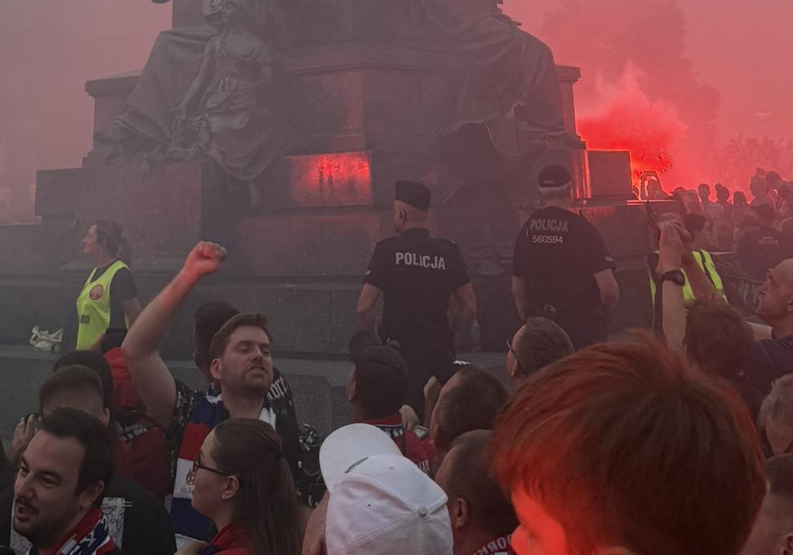 Sceny w Krakowie. Policja chroni pomnika