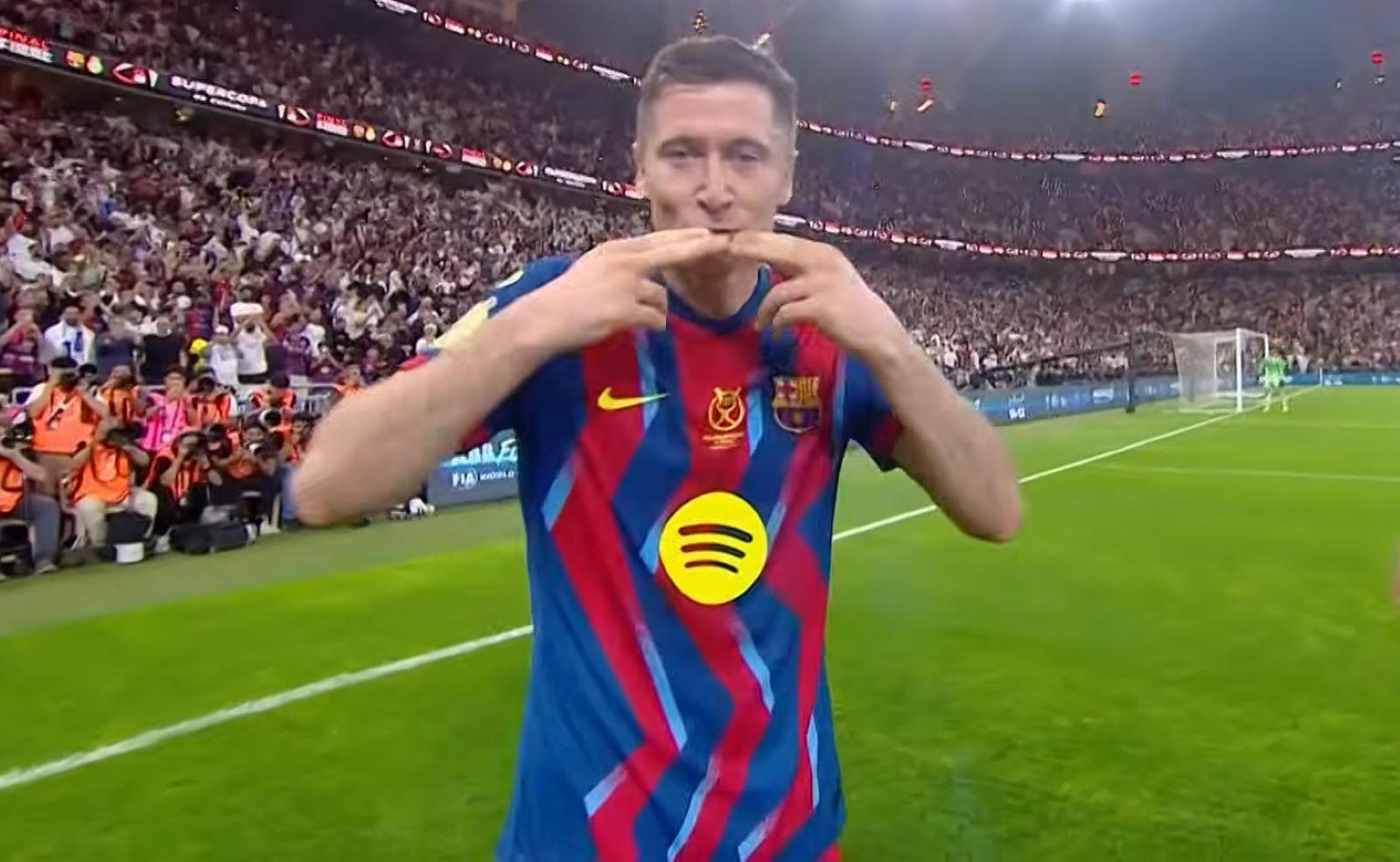 Ponad 4 minuty. Tysiące polubień. Tak Barcelona pożegnała Lewandowskiego