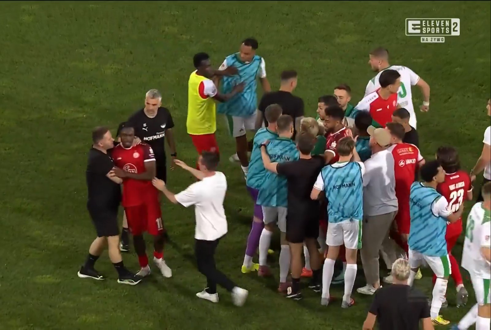 Zamieszanie po końcowym gwizdku. Nie zapanowali nad nerwami [WIDEO]