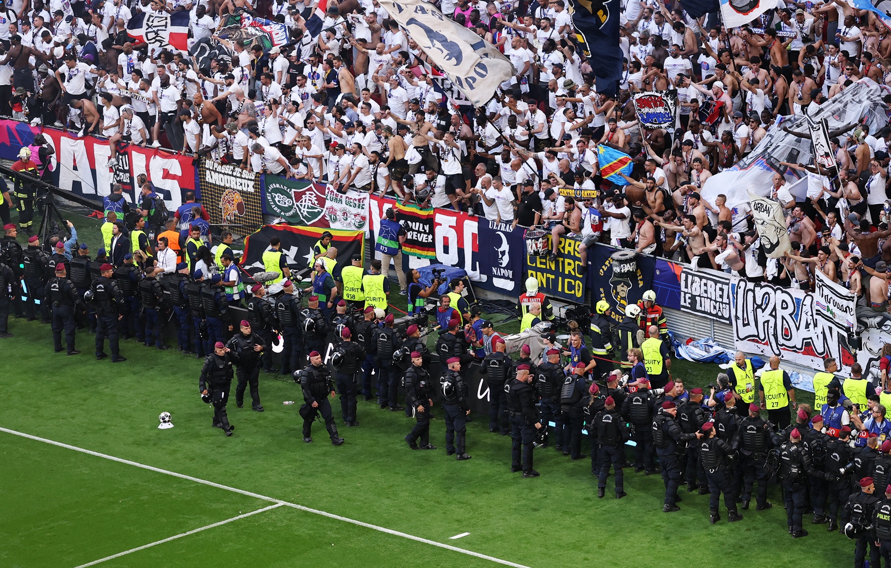 Było tuż po golu. Policja wkroczyła do akcji