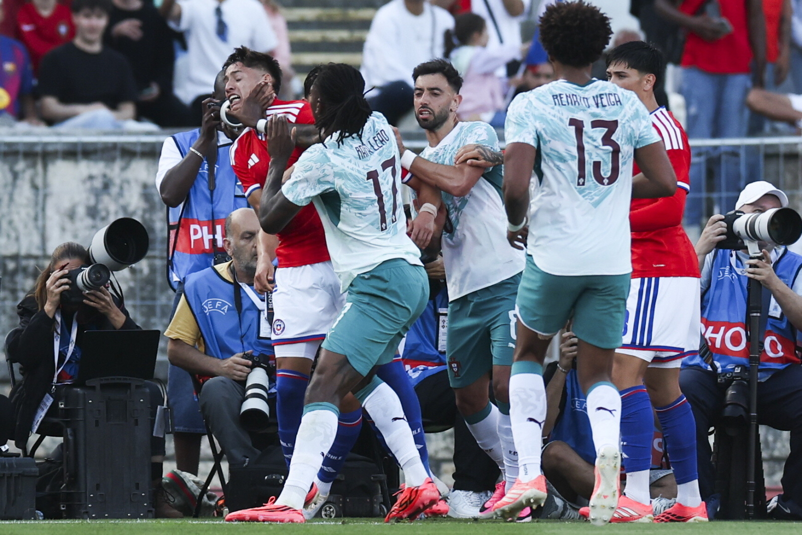 Bijatyka i ładne bramki. Portugalia ograła Chile