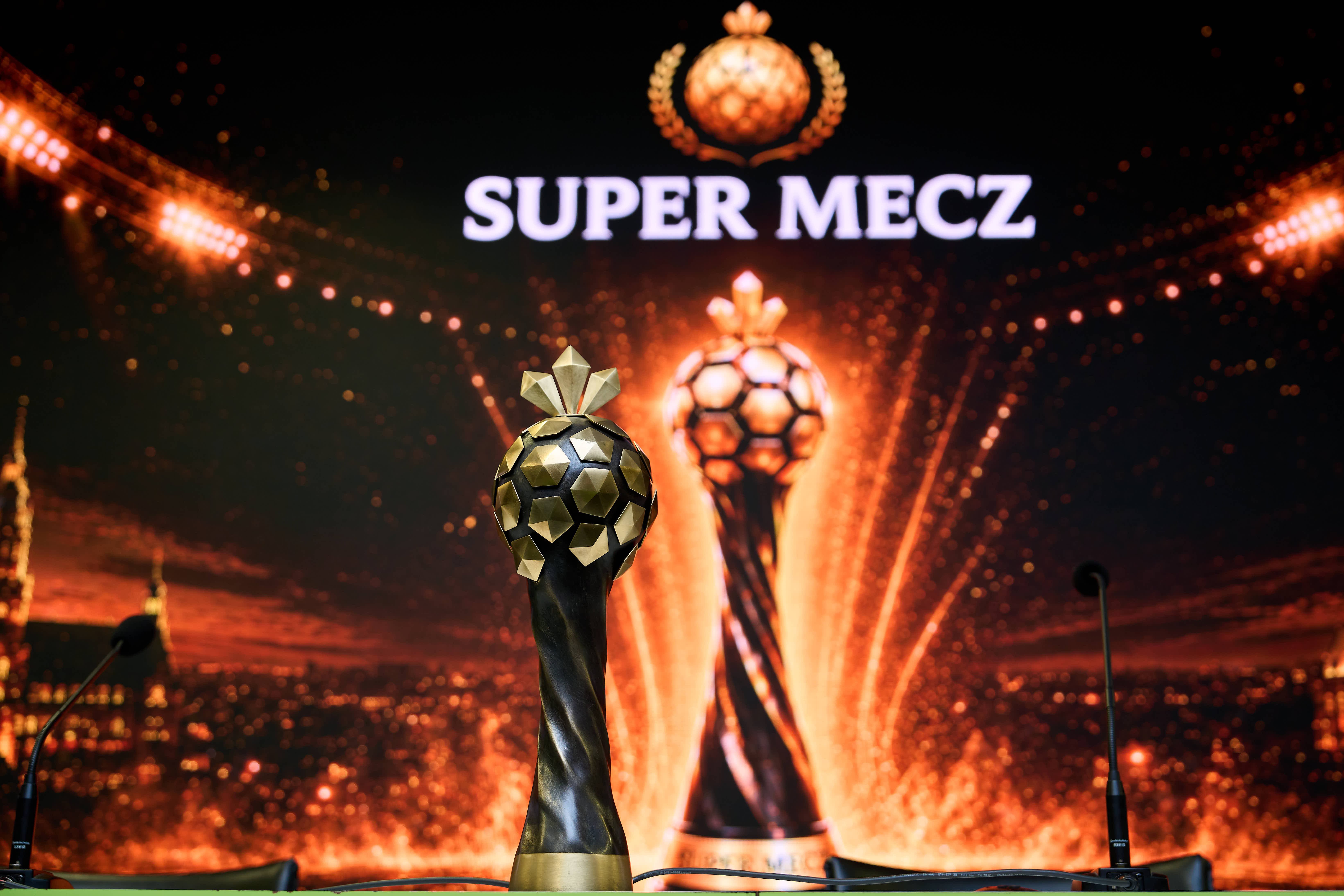 Mecz gigantów futbolu we Wrocławiu. Tłumy kibiców 