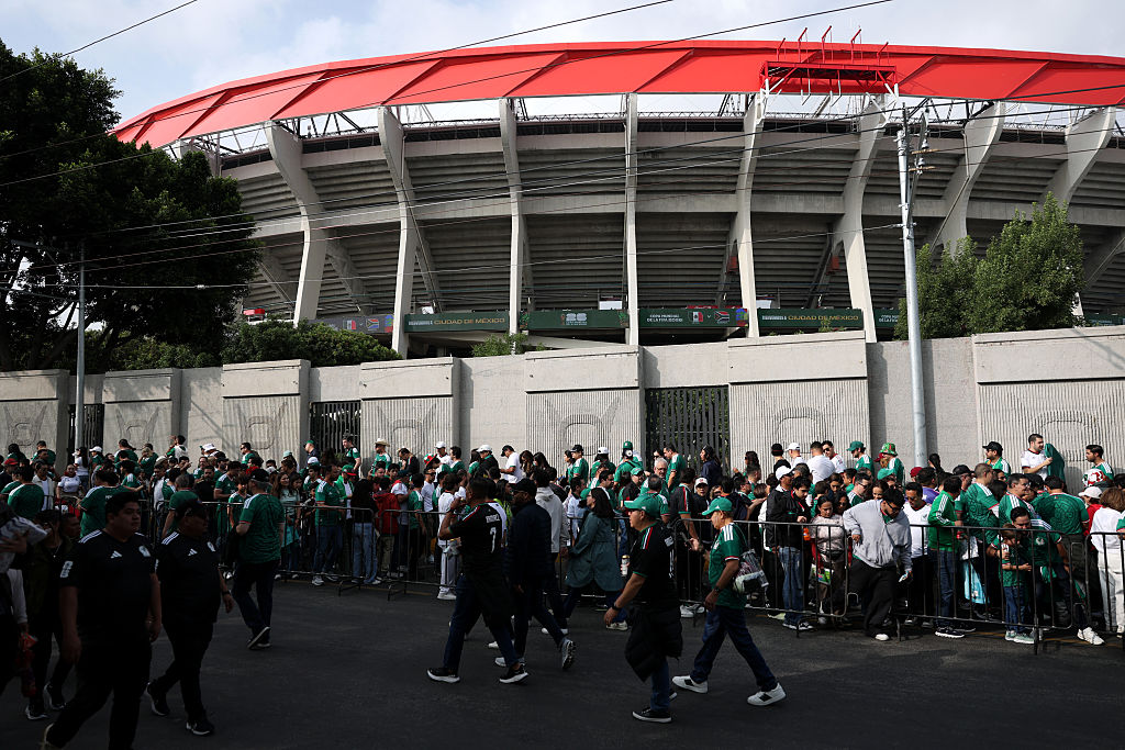 Było osiem godzin do inauguracji mundialu. Pod stadionem ustawiły się tłumy