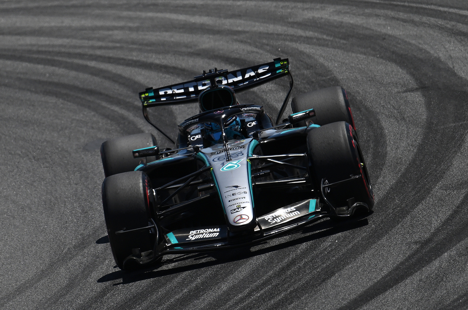 Hamilton postraszył Mercedesa w kwalifikacjach. Poważny wypadek kierowcy Ferrari