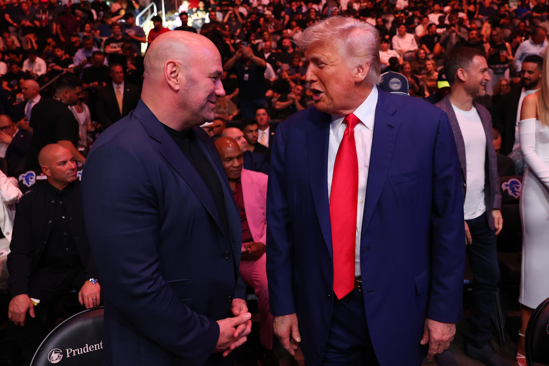 Klatka MMA na trawniku Białego Domu? Tu nie ma przypadku
