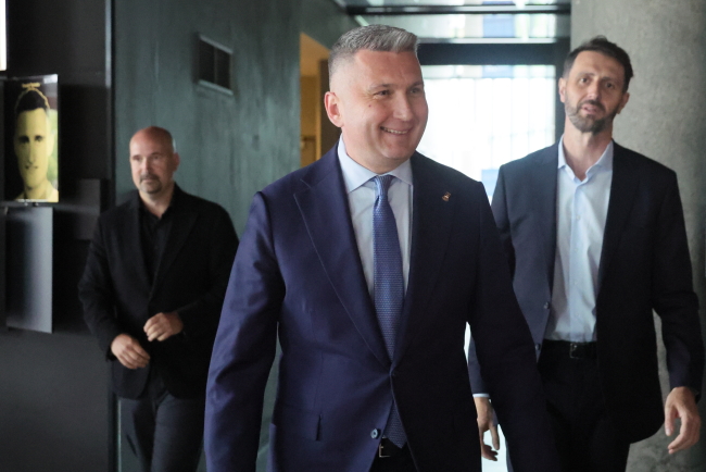 Piesiewicz milczał cztery godziny. Na koniec zaskoczył. A na sali okrzyki: "Targowica"