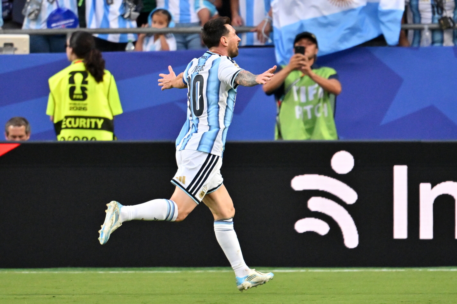 Raz, dwa i trzy. Lionel Messi zaczarował po raz pierwszy