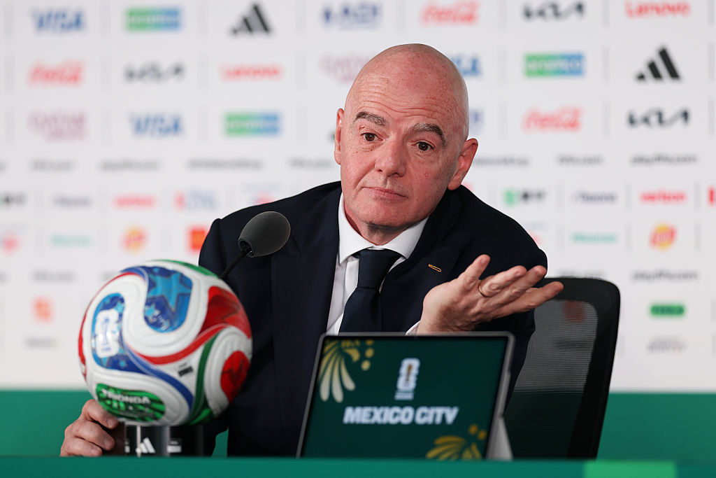Skandal. Infantino podpisał rosyjską flagę