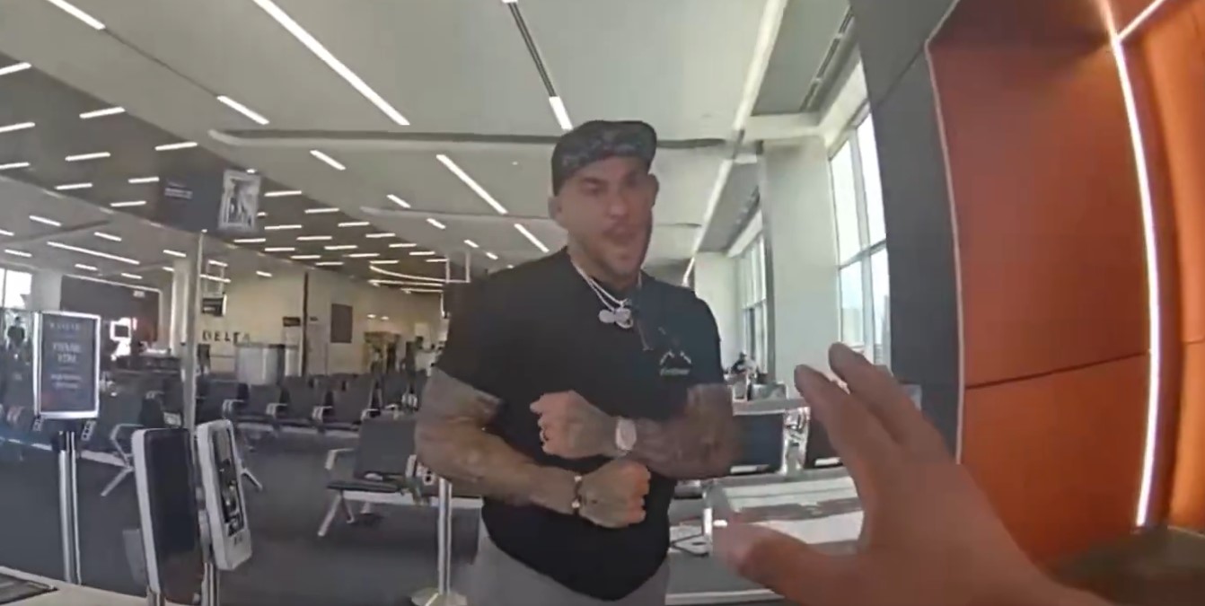 Nie wpuścili go do samolotu i chciał bić się z policjantem. Nagranie obiegło sieć