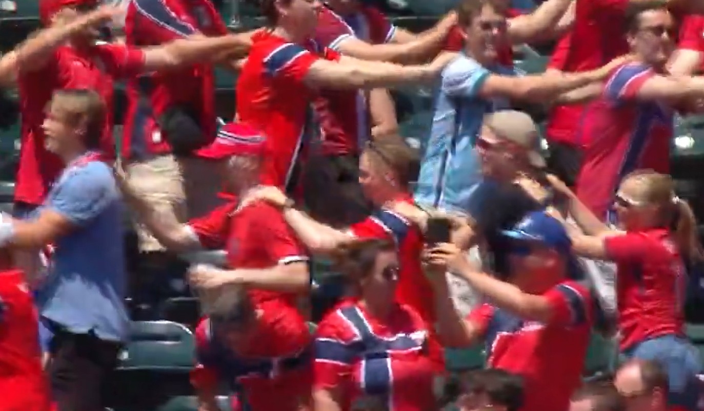 Znów to zrobili. Norwegowie skradli show na meczu... baseballa