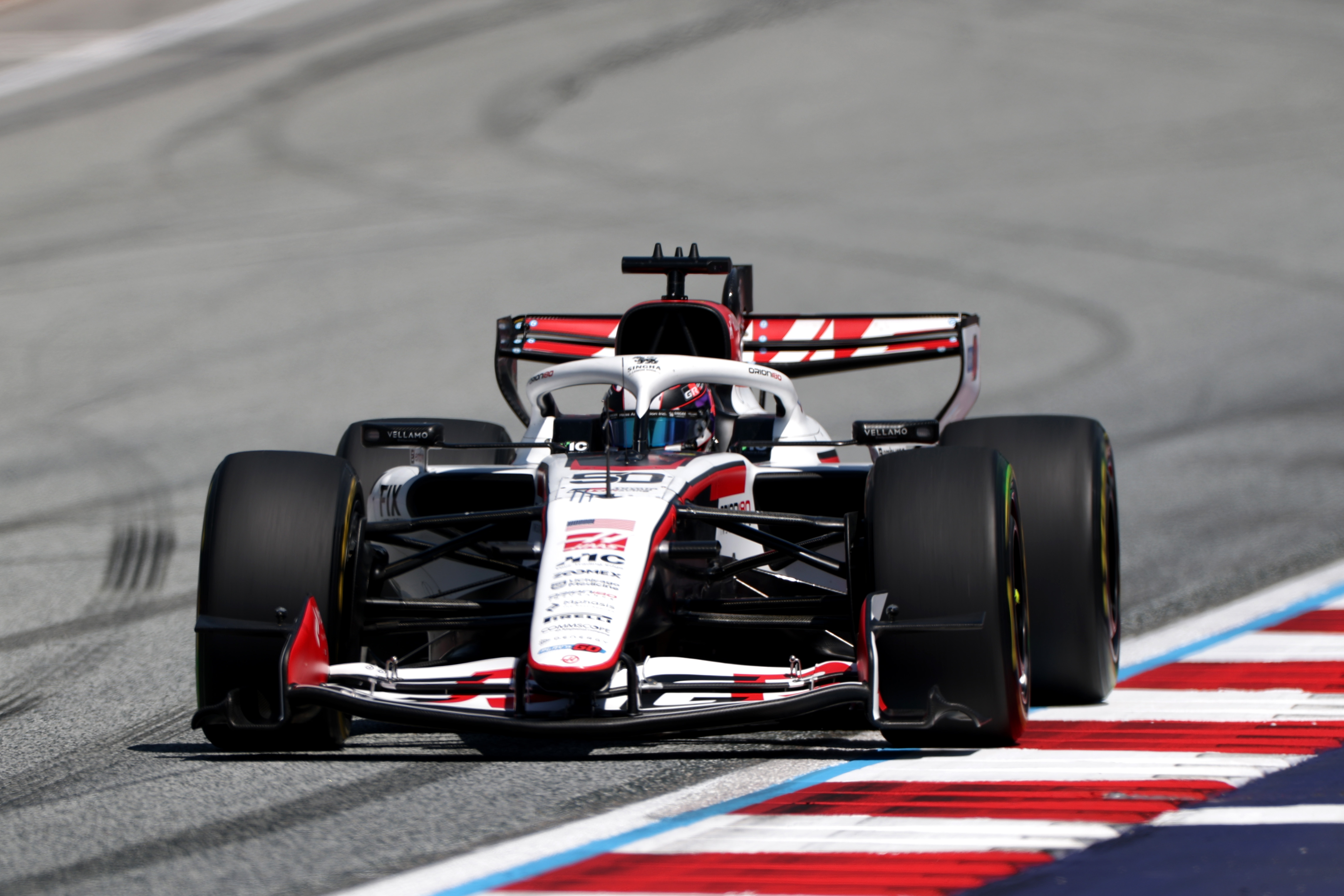 Kamery tego nie pokazały. Kierowca F1 potrącił mechanika