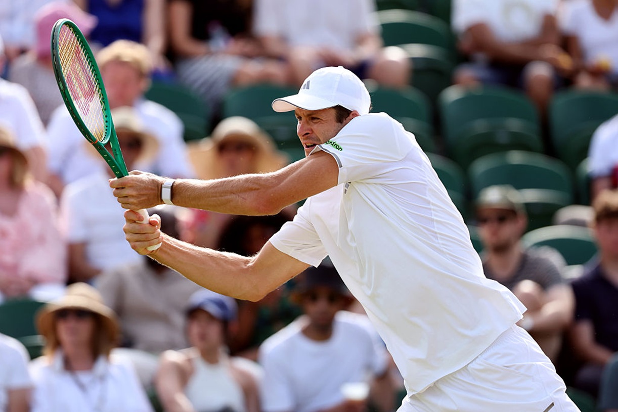 Hurkacz skreczował przy stanie 4:2 w 5. secie — Struff w ćwierćfinale Wimbledonu