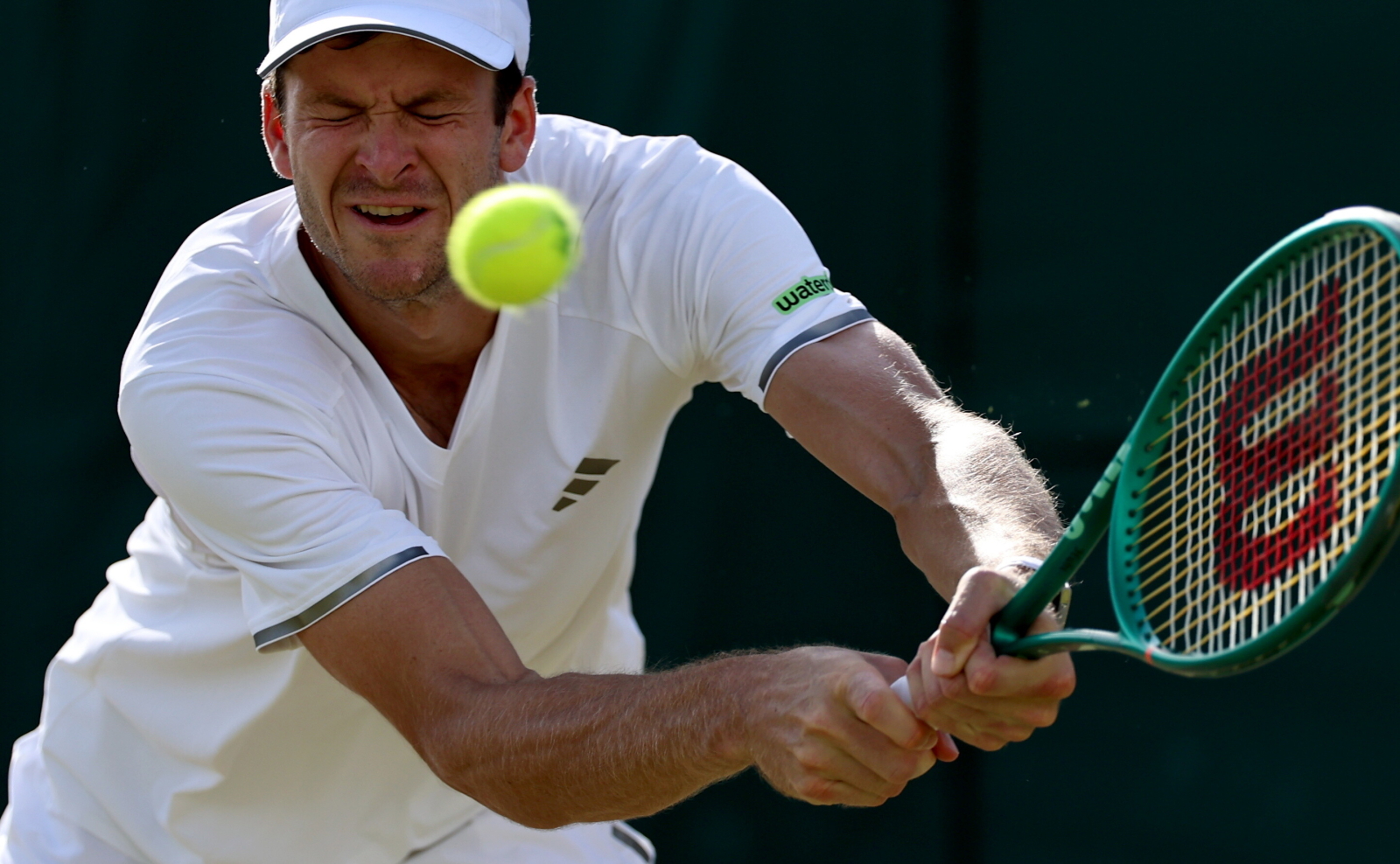 Hurkacz wycofał się z Wimbledonu przez ból mięśni po prawej stronie brzucha