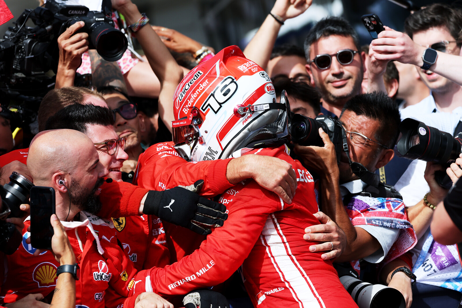 Ferrari musi wybrać kierowcę numer jeden. Hamilton ważniejszy niż Leclerc?