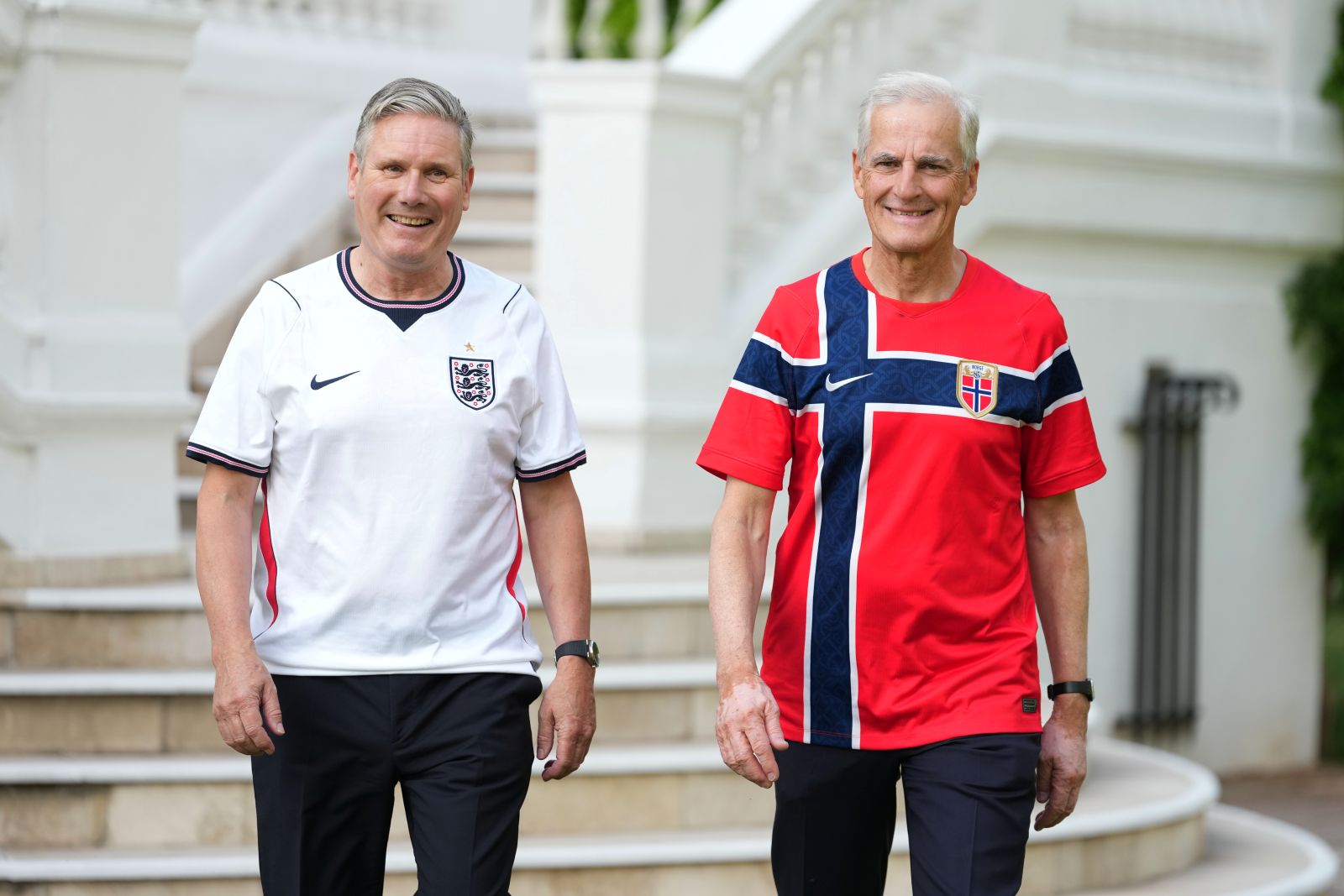 Starmer and Store wear football shirts ahead of World Cup clash — video from Ankara