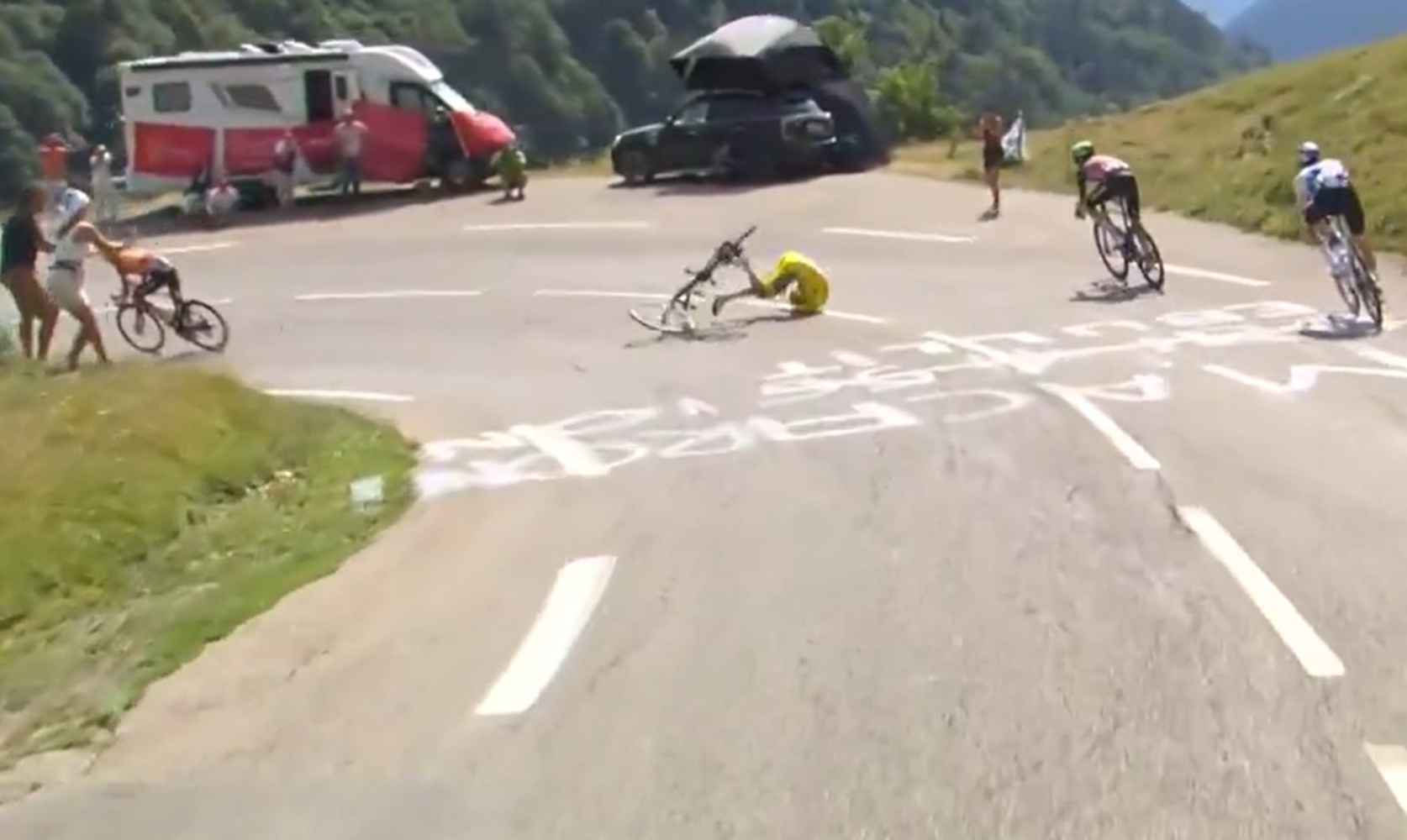 Wyglądało koszmarnie. Fatalny upadek lidera Tour de France