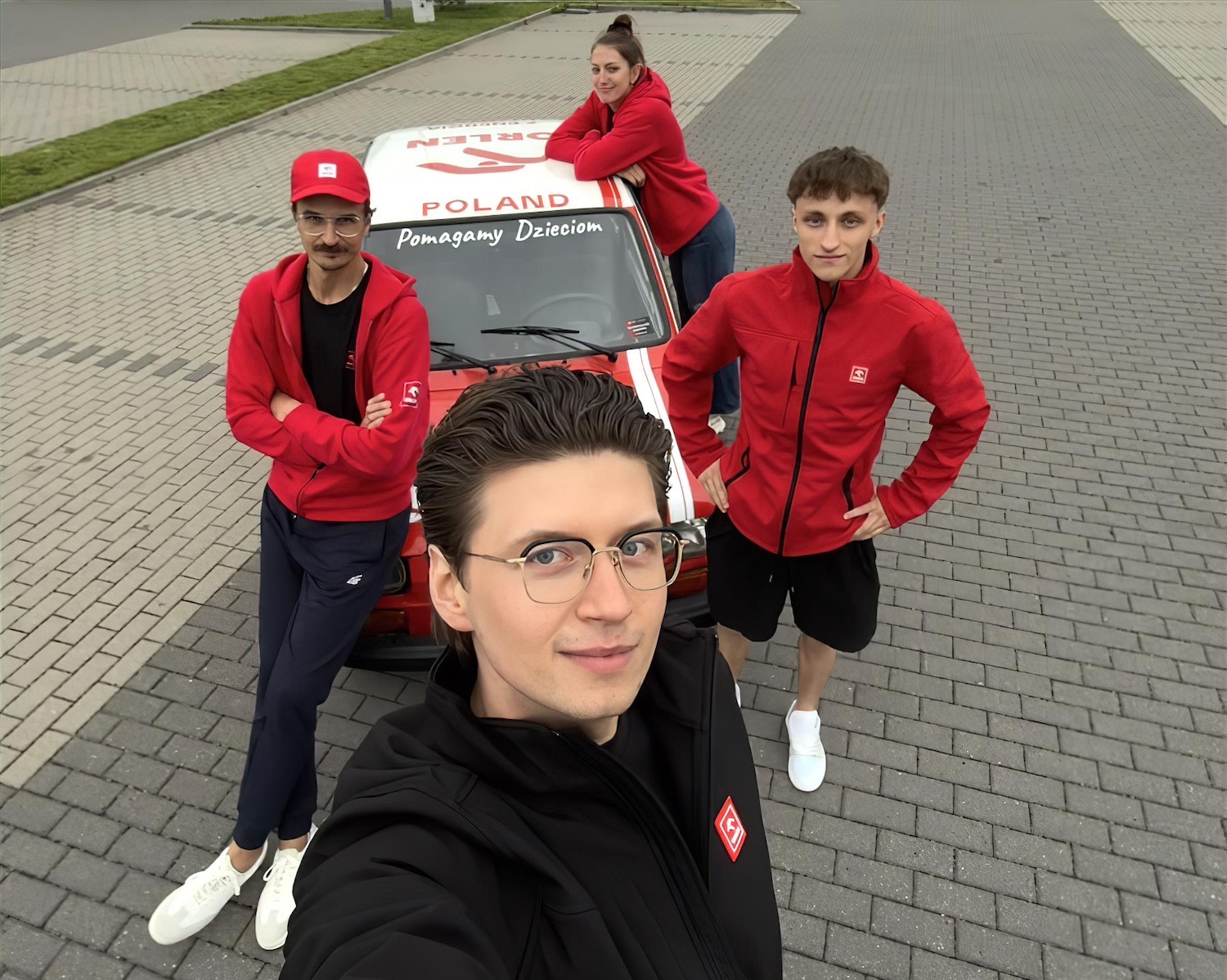 Zamienił rajdówkę na "Malucha". Wszystko po to, by pomagać dzieciom