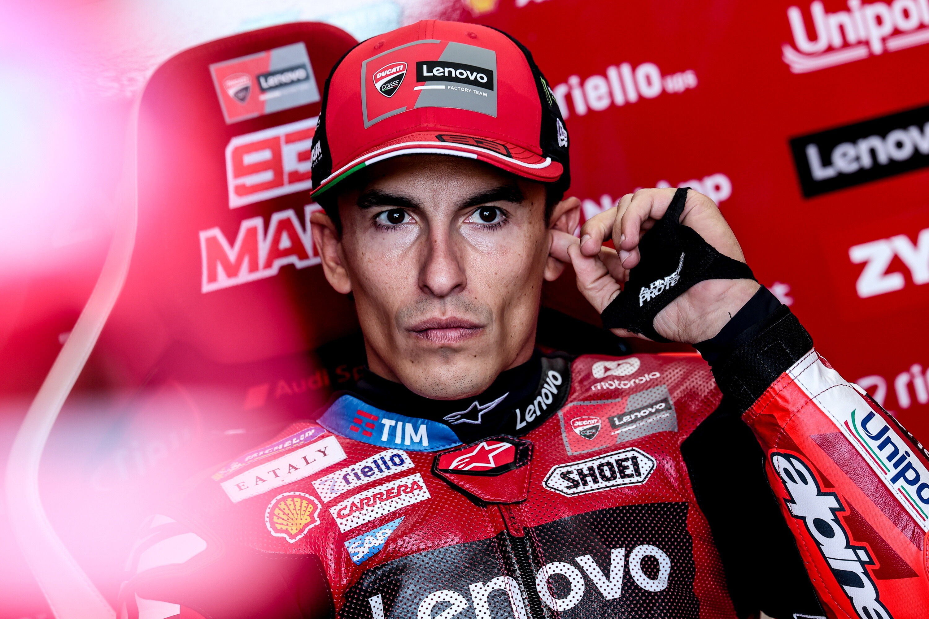 Marquez wygrał kwalifikacje MotoGP na Sachsenringu; Bezzecchi ze złamaniem obojczyka