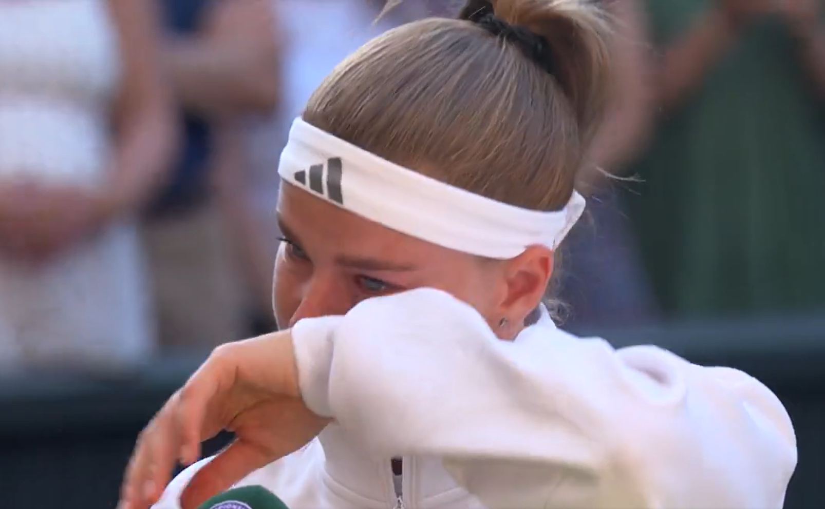 Muchová loses Wimbledon final in tears but raises laughs with an opening joke