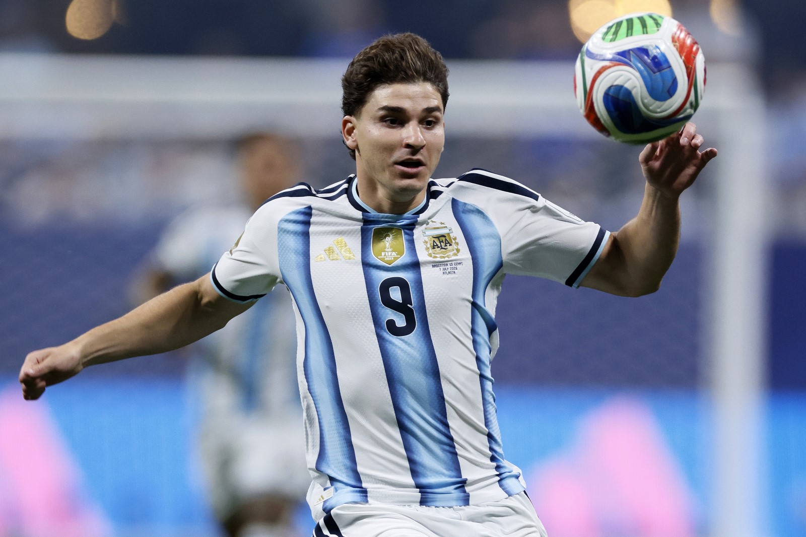 Flick napisał do Alvareza na WhatsAppie, zapewniając go o zainteresowaniu Barcelony