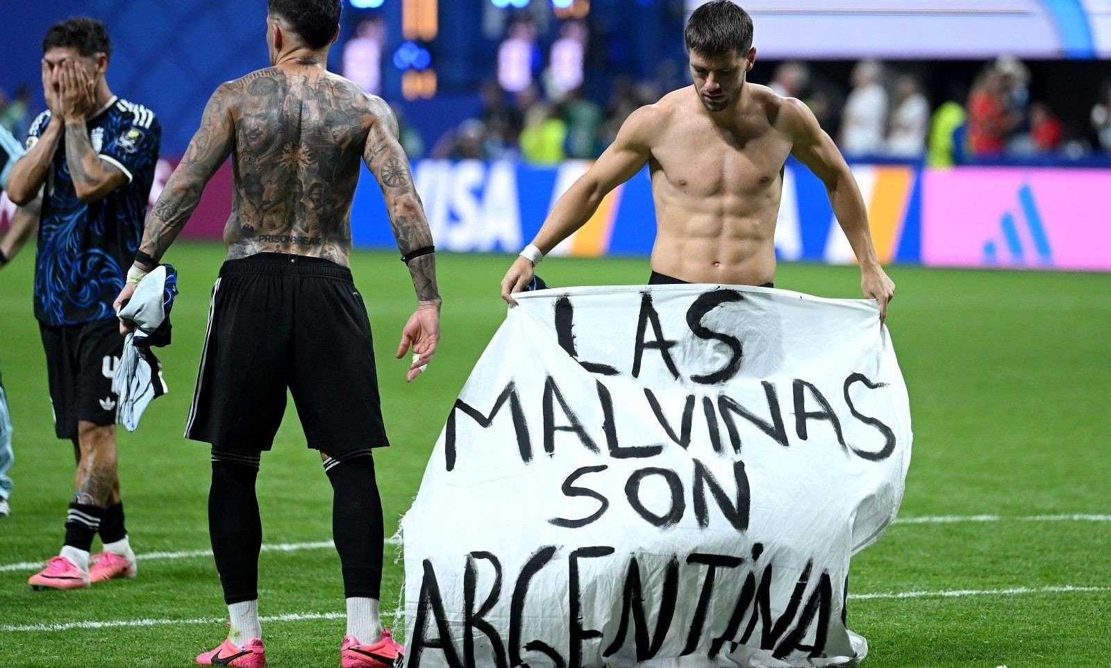 Argentyńczycy świętowali z transparentem o Falklandach — Anglia zawrzała