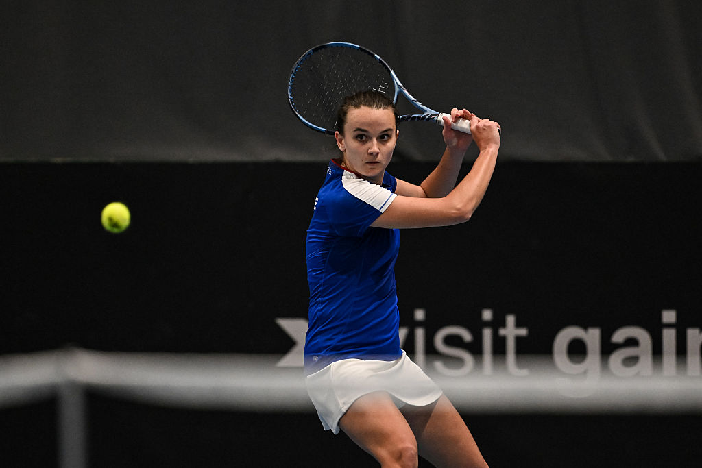 Wild Card Clara Burel Thrashes Jacquemot 6-1 6-1 to Reach Iași Quarter-Finals