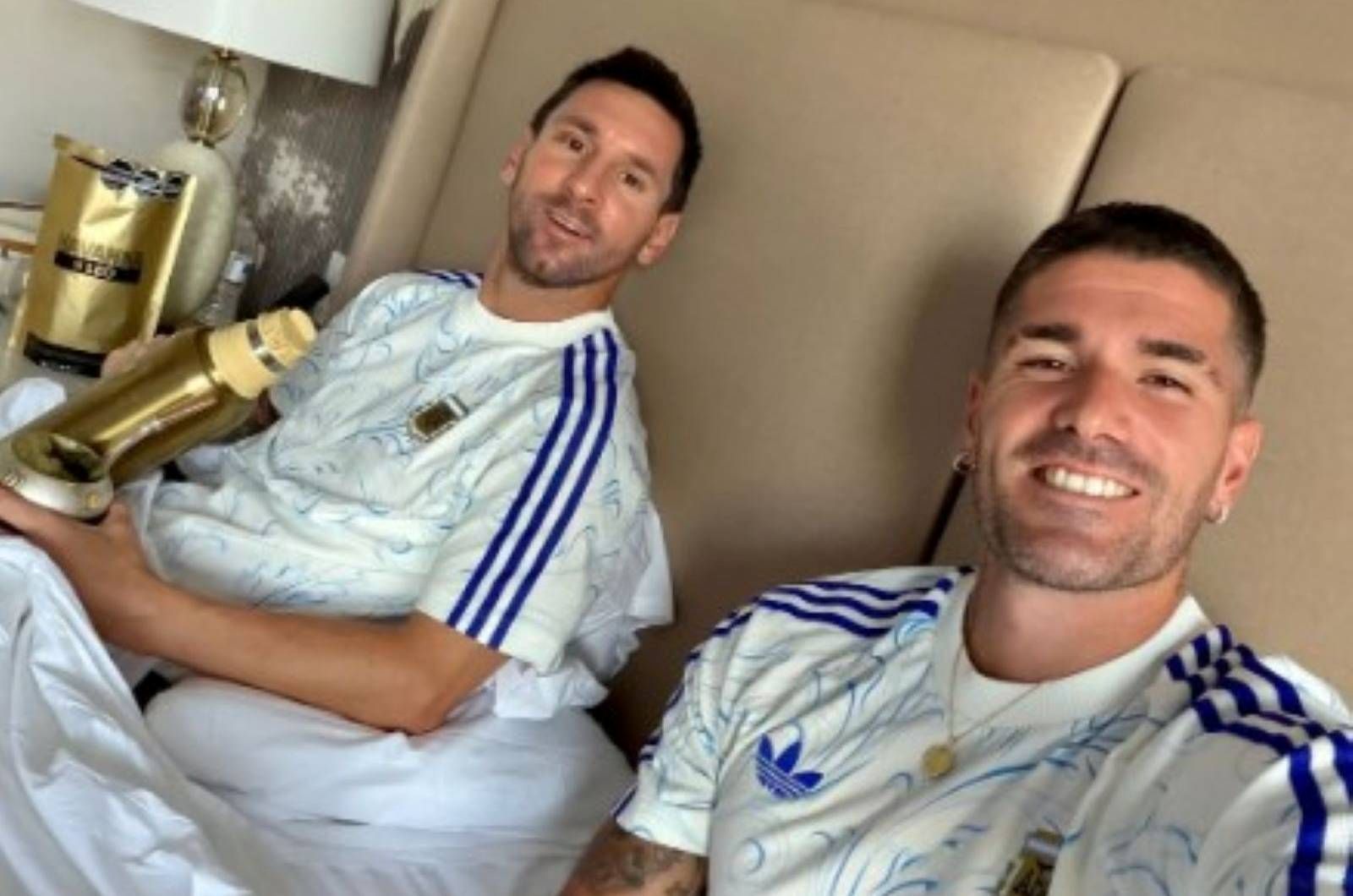 Messi w łóżku. Zdjęcie to hit