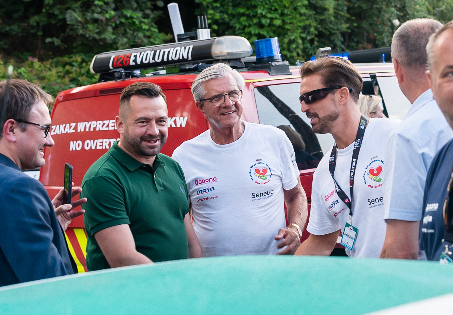 "Ogromna satysfakcja". Chajzer wsiadł do Fiata 126p, by pomagać dzieciom