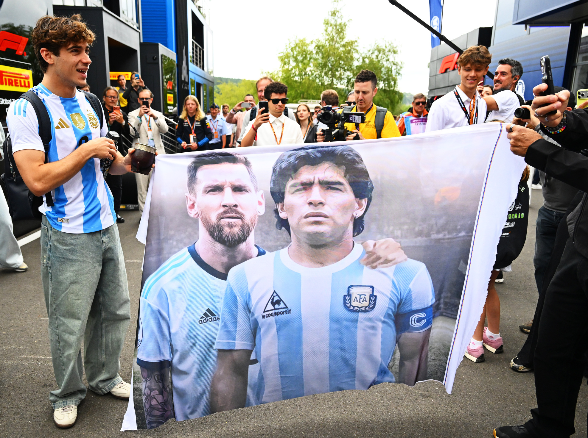 Sceny przed wyścigiem F1. Nagle wywiesił baner z Messim i Maradoną
